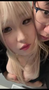 年轻小情侣就是会玩，戴个兔耳朵造型玩情趣诱惑，穿着情趣内衣跪地口交
