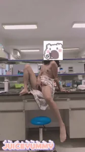 寝室当着室友自慰喷水！